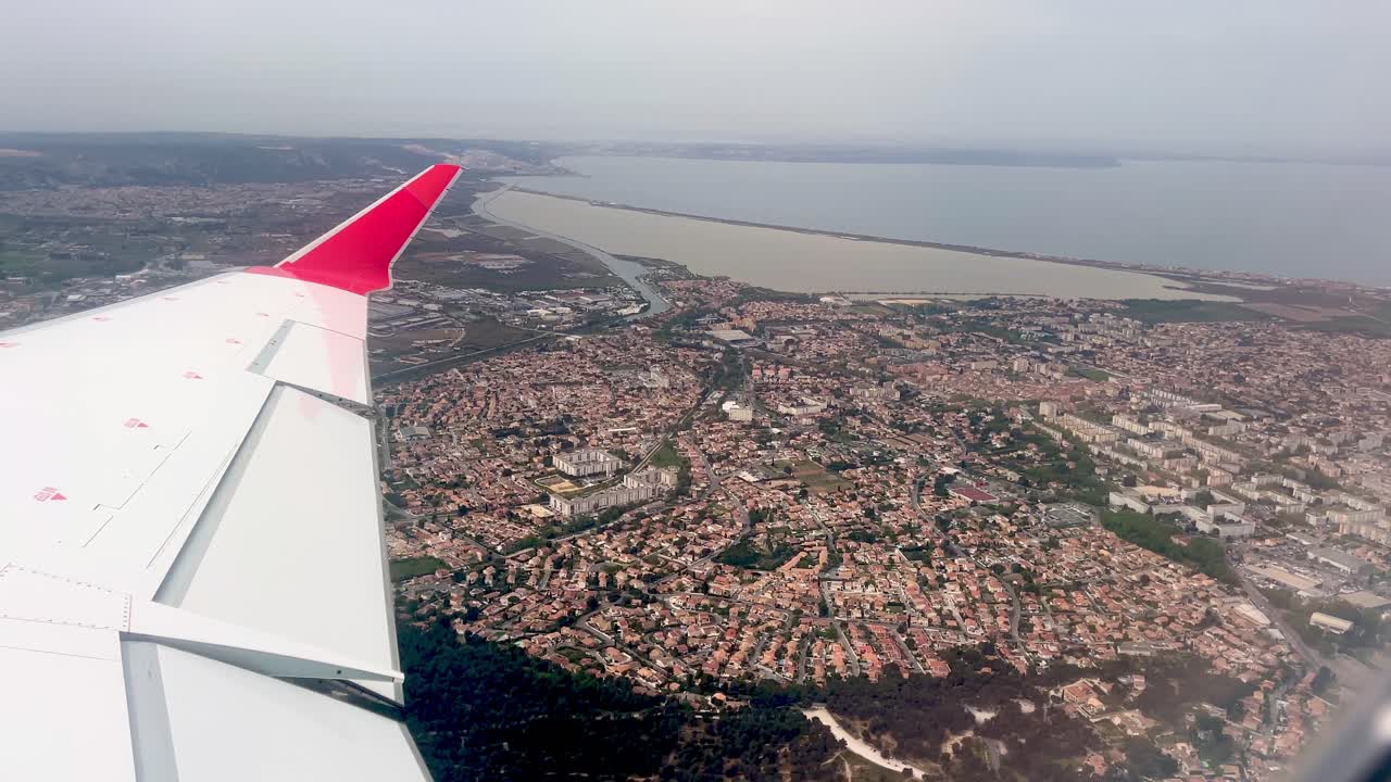 Et rutefly flyver over A Coruña, Galicien, Spanien