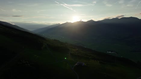 Wunderschöne-Filmische-Aufnahmen-Des-Goldenen-Stundenhimmels-über-Der-Ländlichen-Landschaft