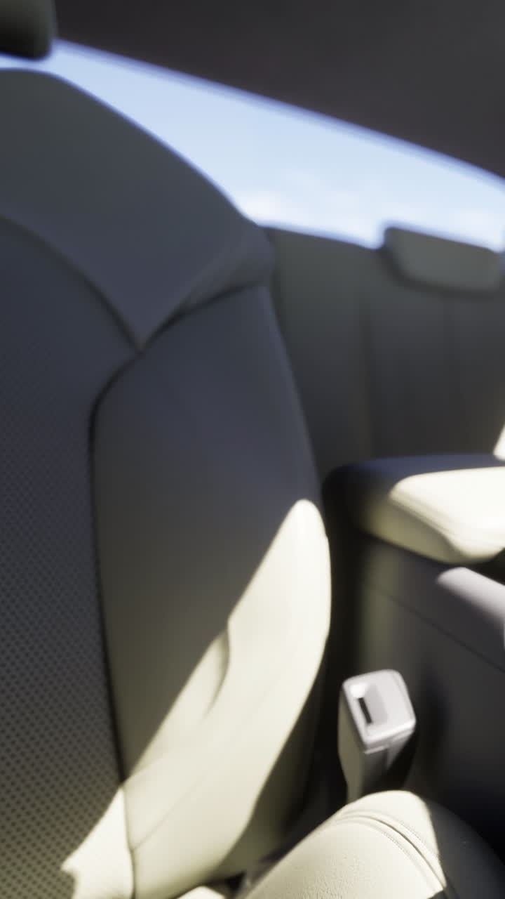 Acogedor interior de coche captura la cálida luz del sol que entra por las ventanas.
