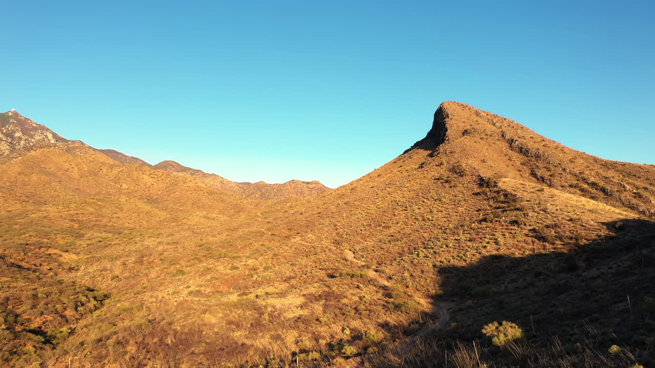monte hopkins iluminado por el sol, pico de pie de la cordillera de santa rita en santa cruz, arizona
