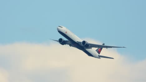 Primer-Plano-De-Un-Avión-Boeing-777-300er-De-Air-Canada-En-Vuelo