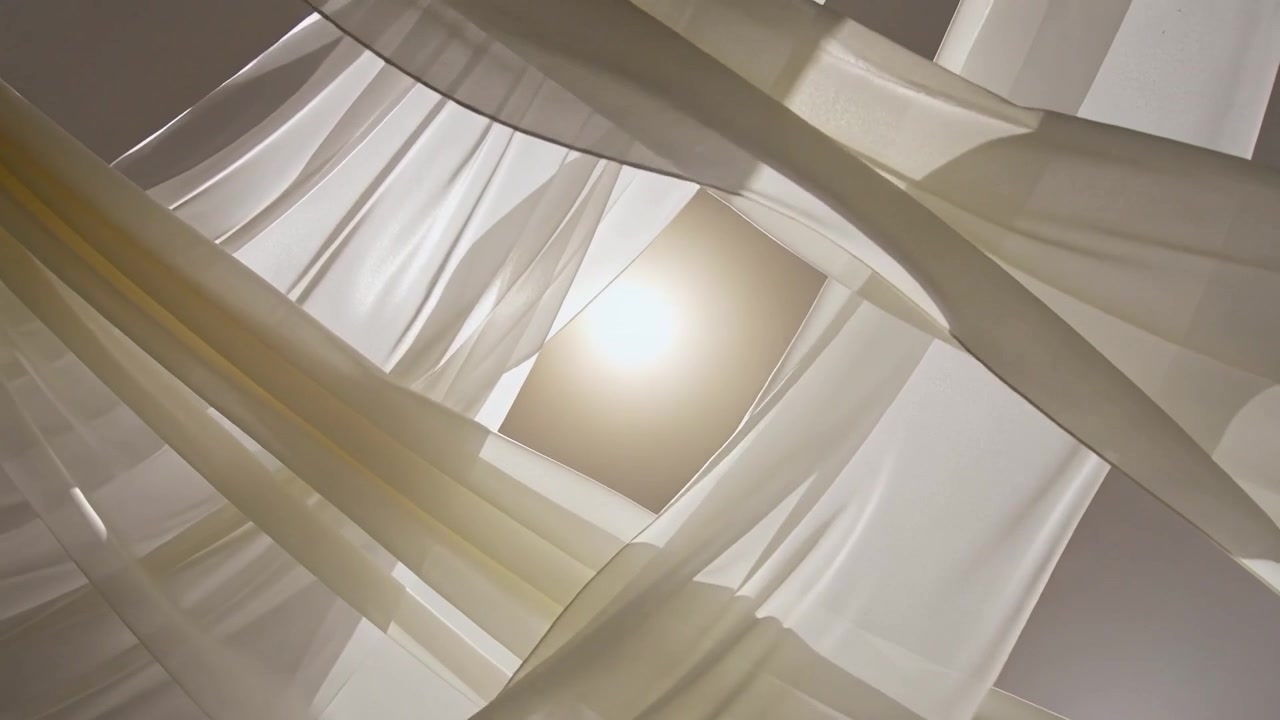 Panel kain tipis bergoyang, menyingkap cahaya terang di langit-langit, digerakkan oleh angin sepoi-sepoi.