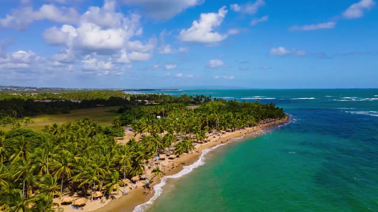 Spiaggia tropicale in un paese caraibico a Nagua, Repubblica Dominicana hyperlapse con drone