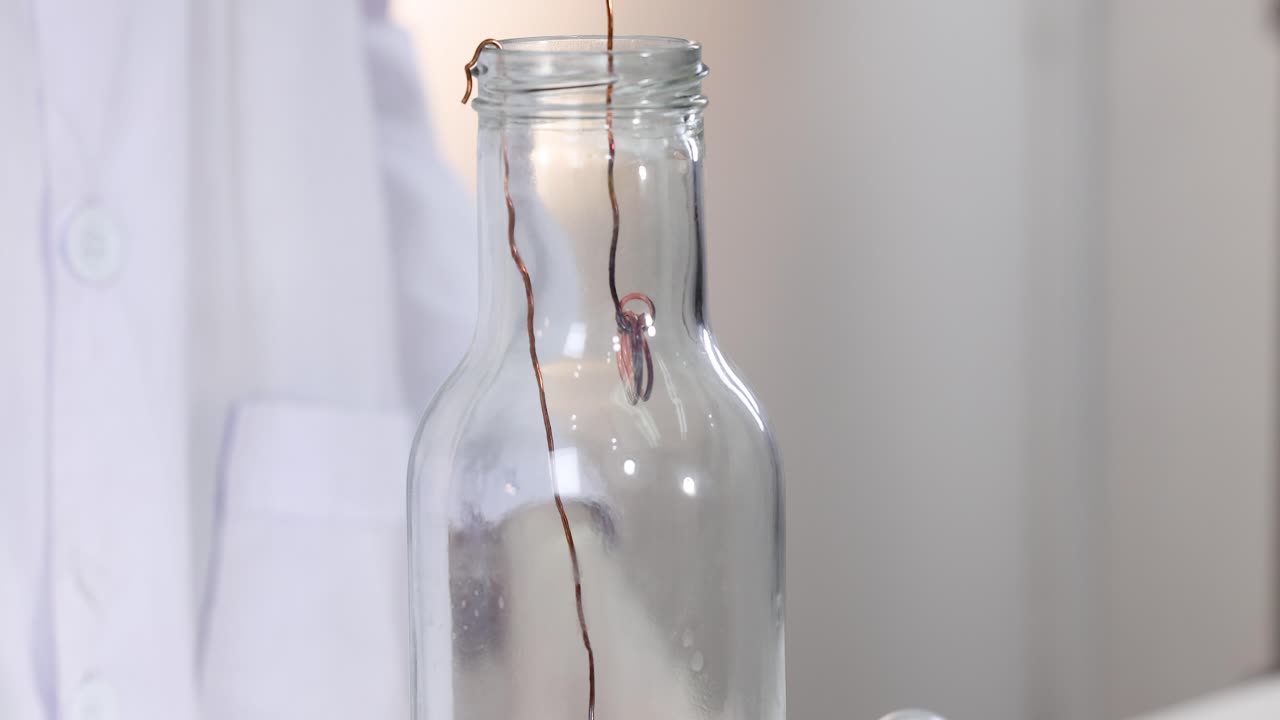 유리 용기에서 화학 반응을 관찰합니다.