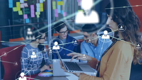 equipo de negocios colaborador con conexiones de red y animación de procesamiento de datos