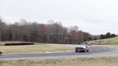 los autos deportivos compiten en la carretera curva de la pista de carreras en la pista internacional de virginia en las pruebas contrarreloj de scca 2021