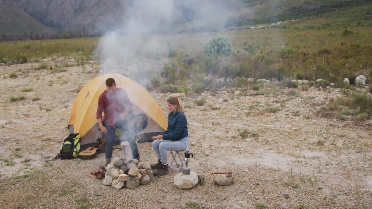 백인 부부 가 자연 에서 캠핑 하는 것