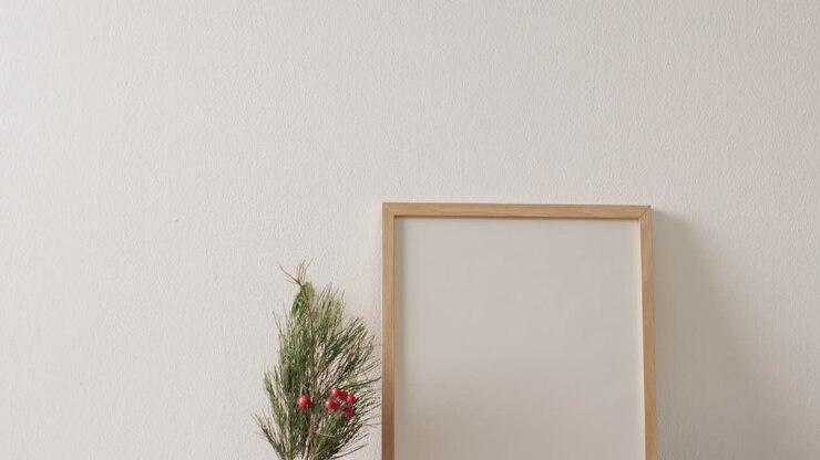 Video von Weihnachtsdekorationen und Holzrahmen mit Textfreiraum auf weißem Hintergrund