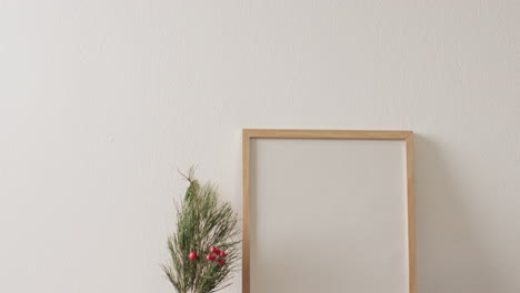 video de decoraciones de navidad y marco de madera con espacio de copia en fondo blanco