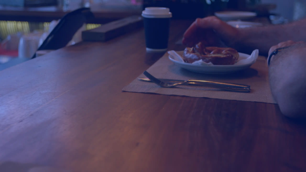 카페에 있는 사람들 위에 있는 세계 지도의 애니메이션