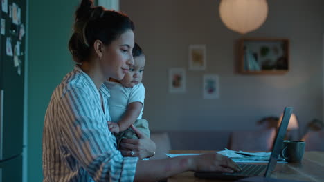 portátil, trabajo a distancia y madre con recién nacido