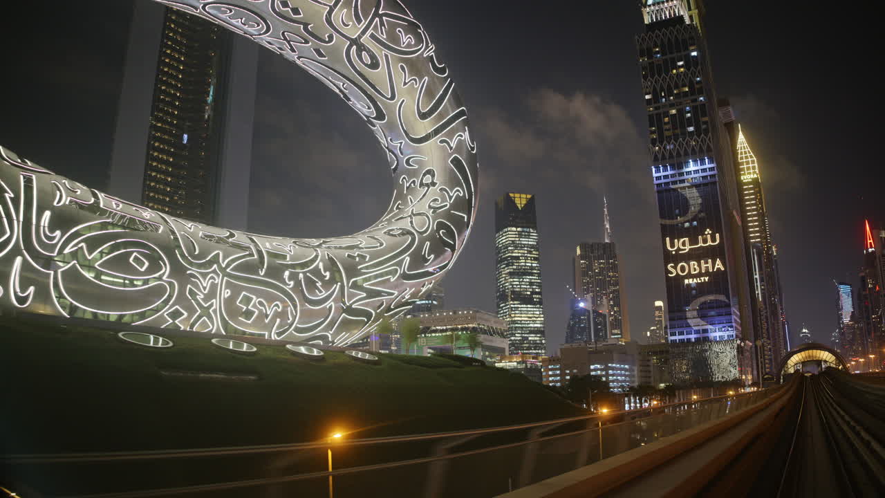 Skyline di Dubai di notte con l'iconico Museo del Futuro
