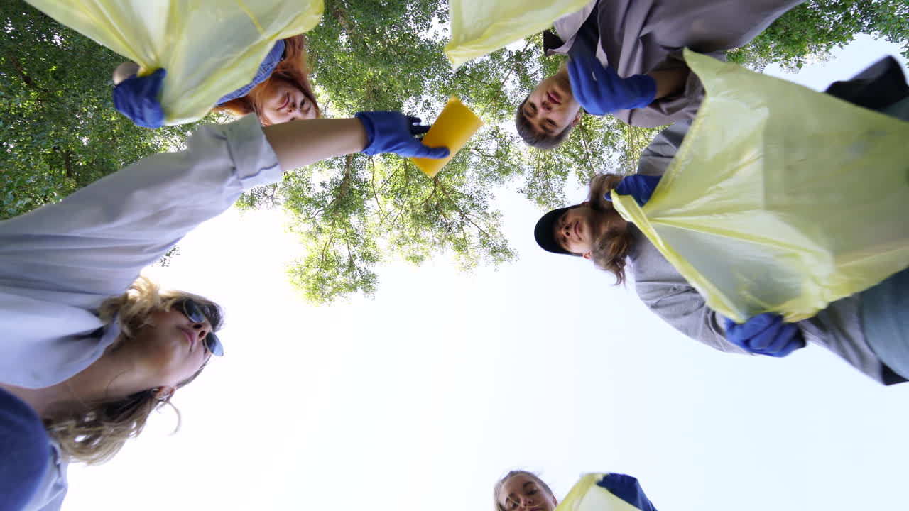 Voluntários da Comunidade Limpando um Parque