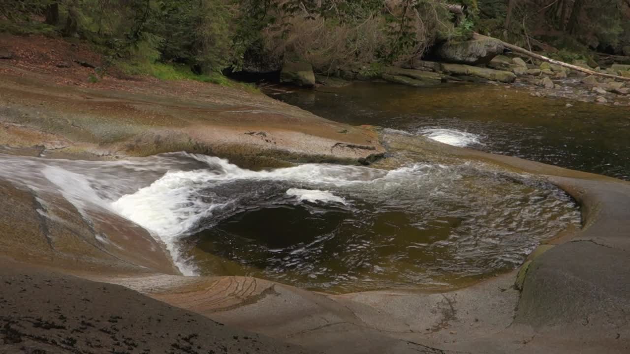 formaciones geológicas muy peligrosas de certova oka y pequeños estanques en montañas gigantes en el río mumlava