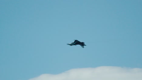 el poderoso avión a reacción francés rafale atraviesa el cielo azul en la patrulla de francia.