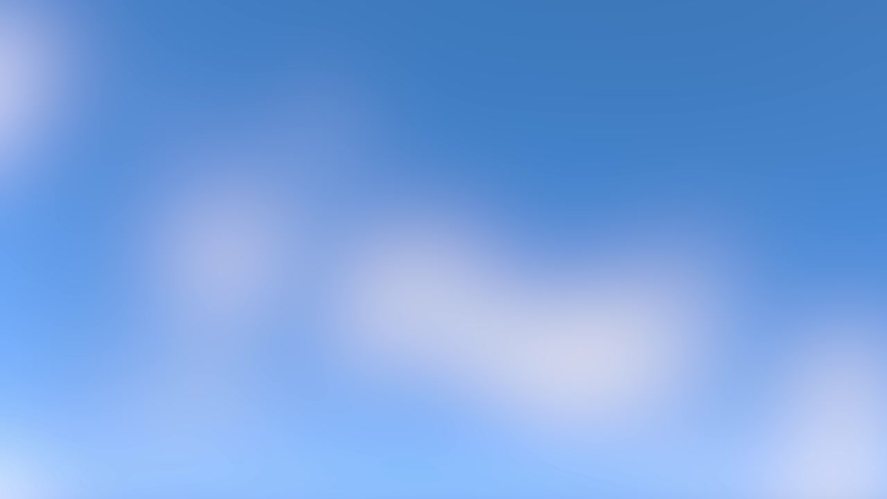 la pelota de golf desciende contra un fondo de cielo nublado