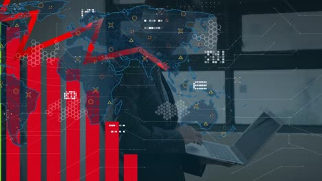 Animación-Del-Procesamiento-De-Datos-Sobre-Un-Hombre-De-Negocios-Caucásico-Usando-Una-Computadora-Portátil-Y-Un-Mapa-Mundial