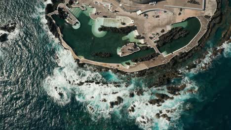 Berühmte-Natürliche-Schwimmbäder-An-Der-Felsigen-Vulkanischen-Küste-Von-Madeira,-Aus-Der-Luft