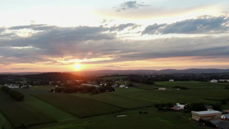 Retiro-Aéreo-Alto-Que-Revela-Una-Toma-Rural-Del-Condado-De-Lancaster-En-Pensilvania,-EE.