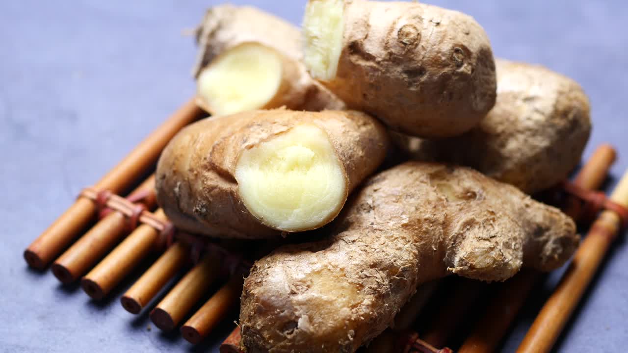 primer plano de los jengibre en la tabla de cortar