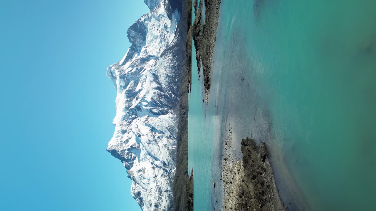 Turkoosinsininen vesi Painejoessa Patagoniassa, Chilessä, vertikaalinen ilmakuva.