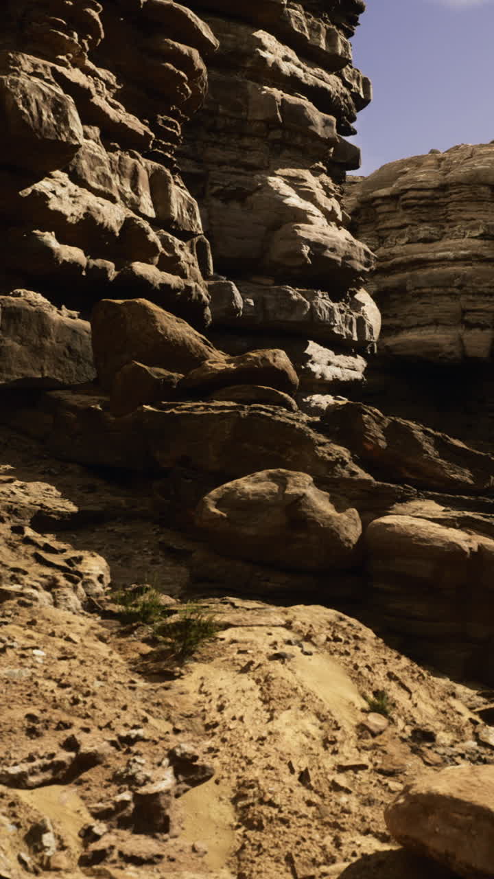 Drammatiche formazioni rocciose rivelano la straordinaria architettura della natura a mezzogiorno.