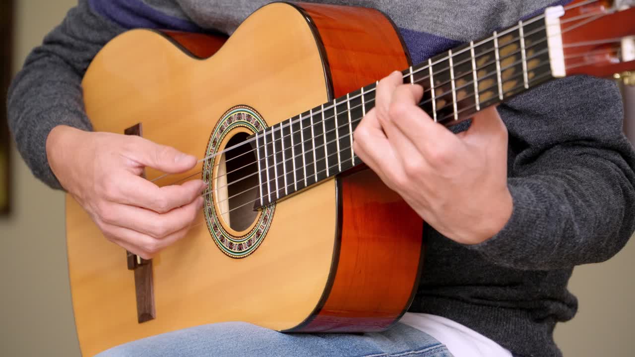 un primer plano de un hombre tocando el ritmo de la bossa nova.
