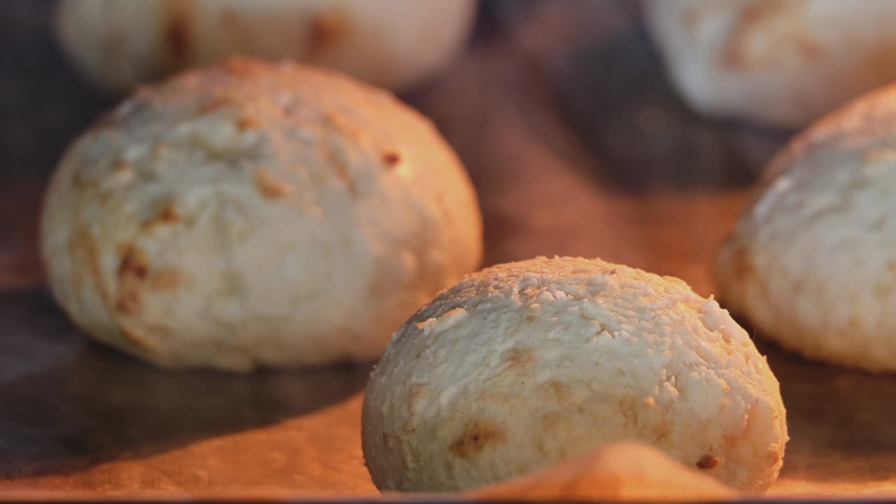 pan redondo de queso cottage horneado en el horno, de cerca