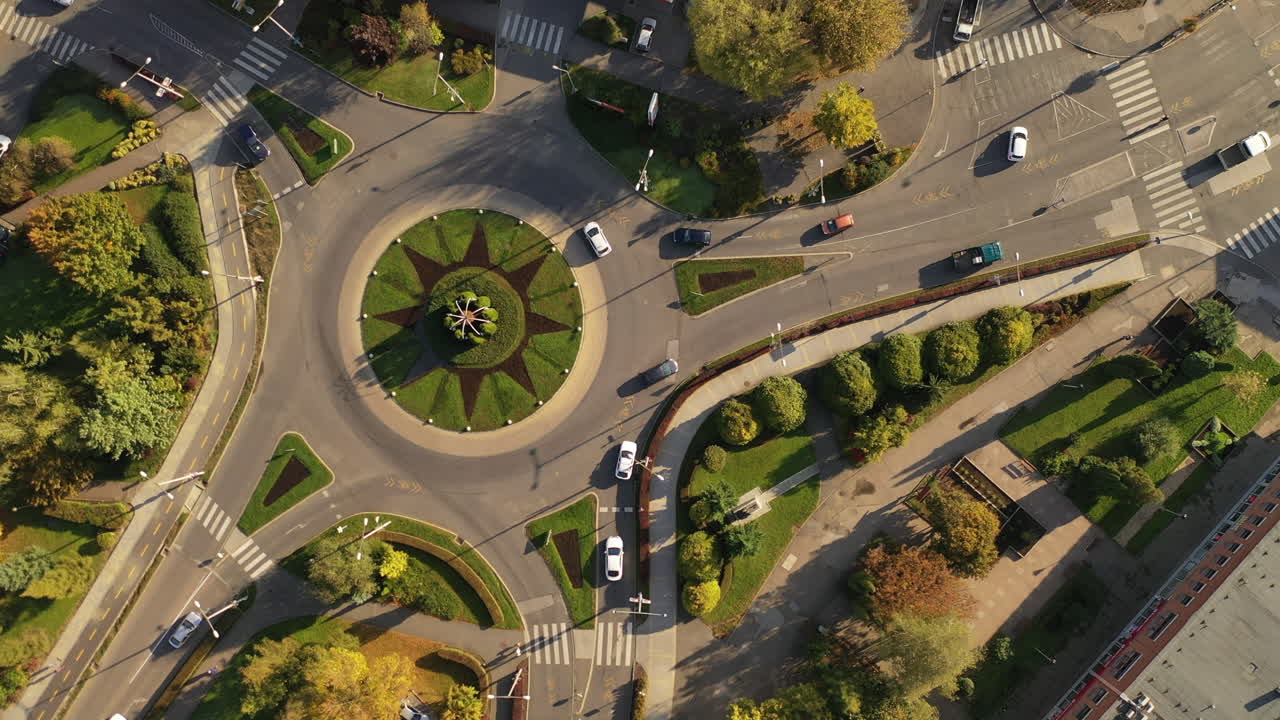 volando sobre la rotonda del área de la ciudad por la mañana