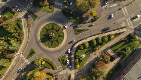 Morgens-über-Den-Kreisverkehr-Im-Stadtgebiet-Fliegen