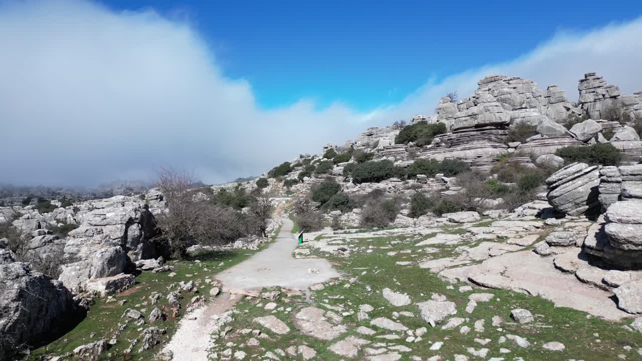 스페인 말라가 지방의 안테케라에 위치한 카르스트 지역인 엘 토르칼의 자연 지역을 드론으로 비행