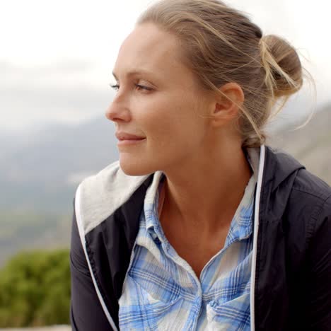 retrato de mujer rubia que disfruta de la montaña