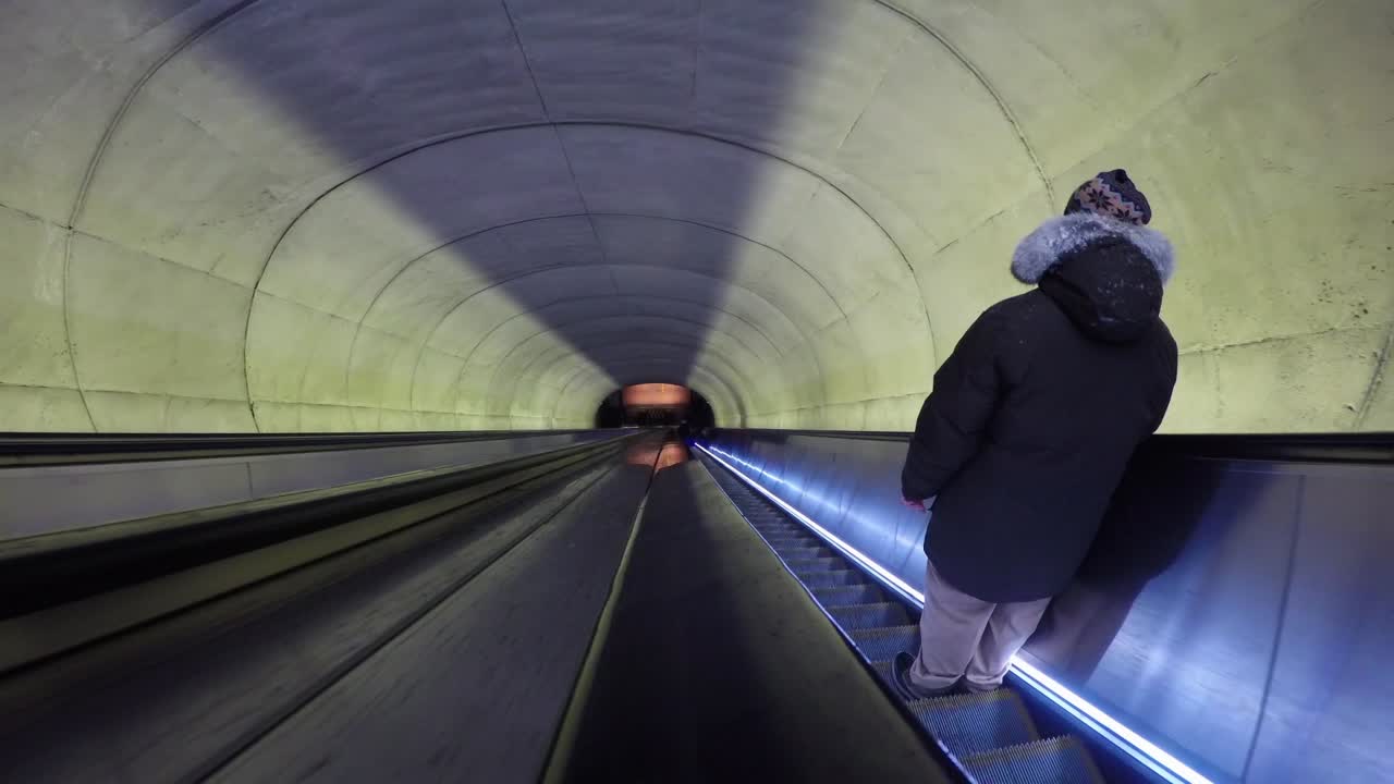 Person fährt lange Rolltreppe hinunter in die U-Bahn-Station Dupont Circle