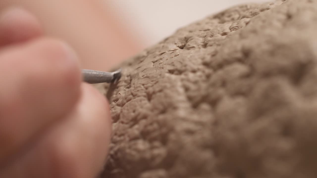 영감을 받은 도자기가 세라 을 형성하는 클로즈업 - 전문적인 도구로 만든 점토 제품 - 워크에서 일하는 예술가 - 현대 미술 제품을 만드는 것