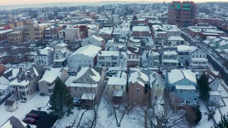 Aerial-establishing-shot-of-homes-in-small-town-city-community-in-USA