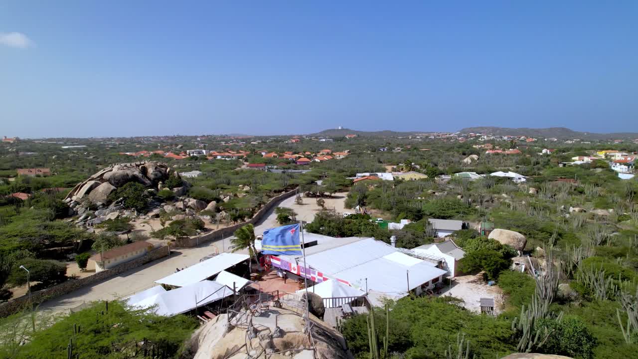 아루바의 오란제스타드 근처에 있는 아유 암석 형성 근처에서 날아다니는 아루바 발