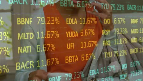 animación del procesamiento de datos financieros sobre una mujer biracial usando un teléfono inteligente