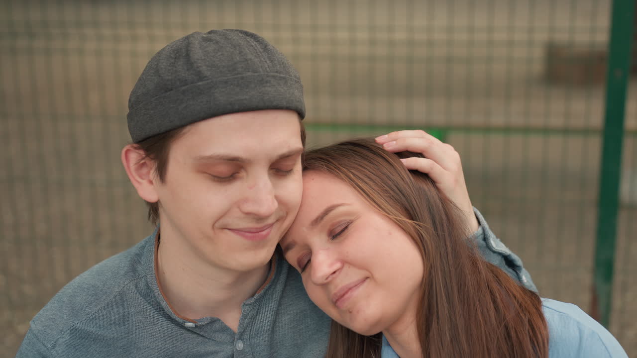 공원 벤치에 앉아 있는 평화로운 커플, 부드러운 몸짓으로 휴식을 취하는 평온한 친구들, 평화로운 야외에서 나란히 앉아 침묵 속에서 편안함과 행복을 나누는 편안한 파트너