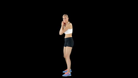 mujer deportiva preparando su tiro