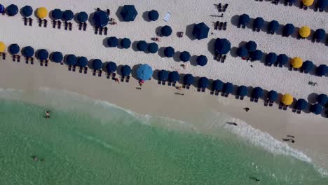 vista aérea de personas relajándose en sombrillas de playa