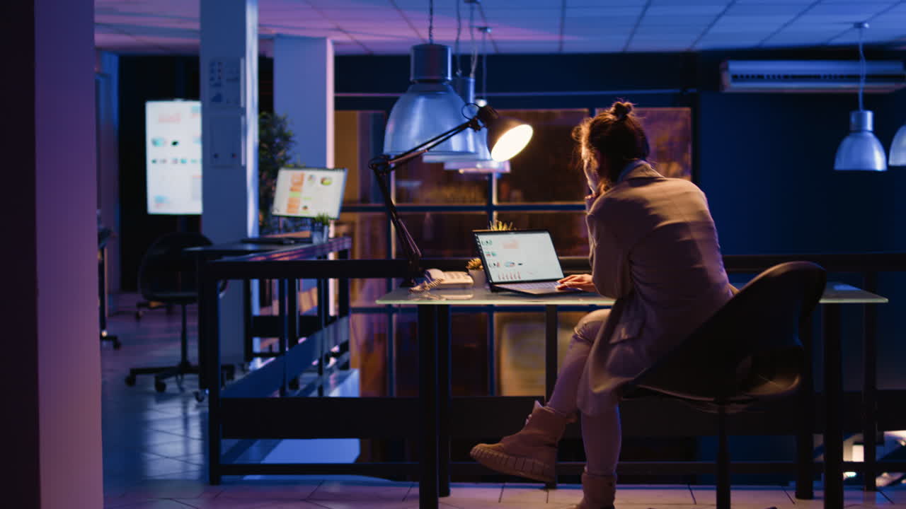 사무실에서 늦게 일하는 여자