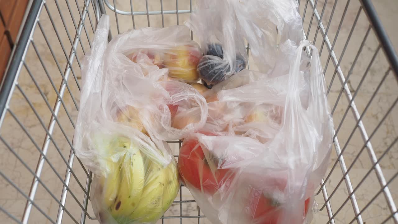 신선 한 농산물 으로 가득 찬 쇼핑 카트