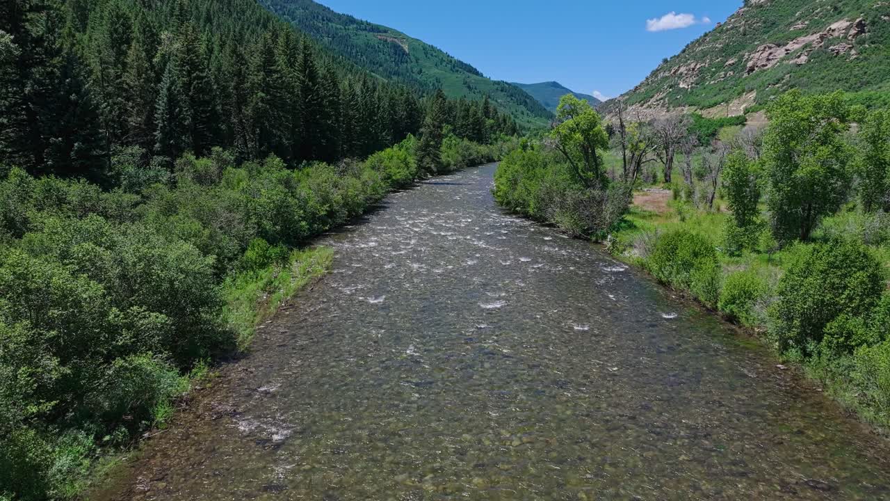 Volando lungo il fiume Slate vicino al monte Crested Butte, Colorado, USA