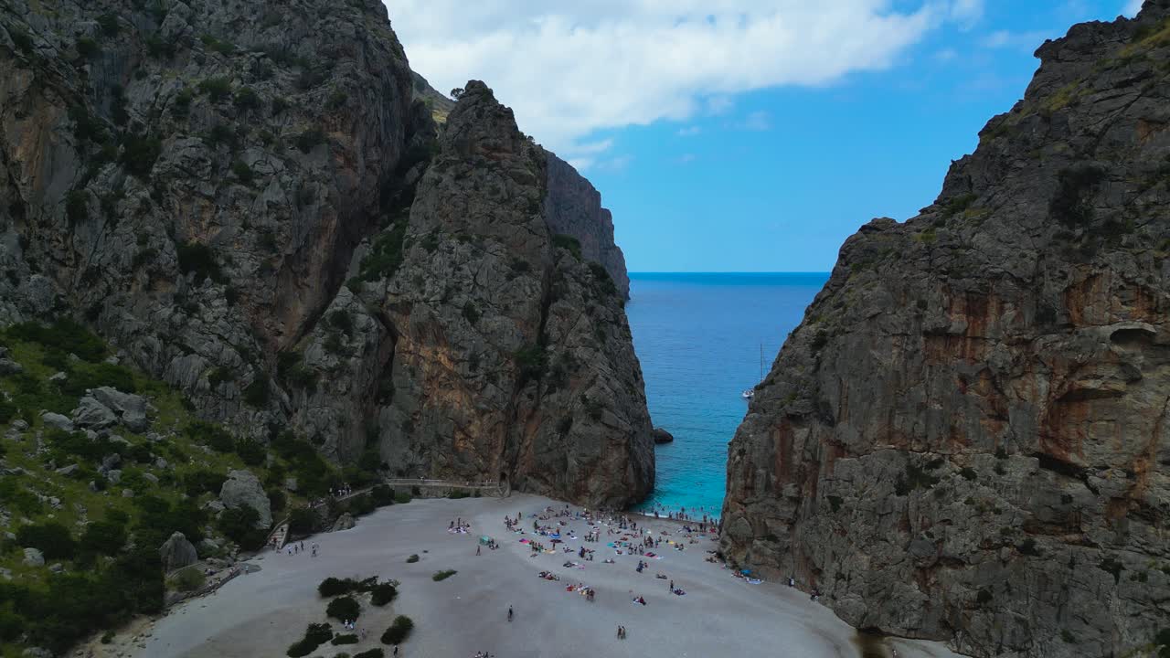 Den afsidesliggende Sa Calobra-bugt og -strand er omkranset af tårnhøje, klippefyldte skrænter i Serra de Tramuntana-bjergene. Torrent de Pareis-kløften møder det krystalklare, turkise vand her
