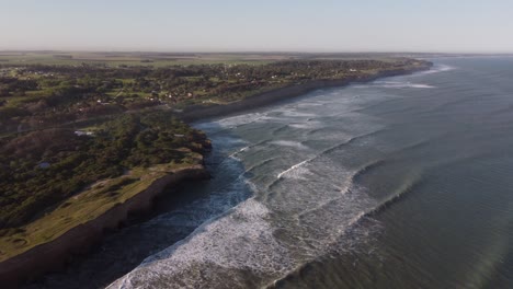 klify acantilados i otaczający krajobraz w mar del plata w argentynie