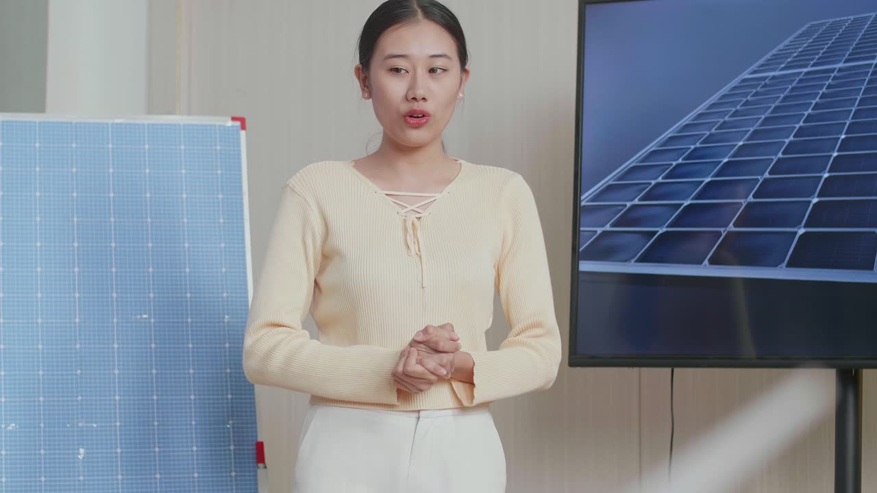 아시아 여성 엔지니어가 사무실에서 태양전지의 작업에 대해 프레젠테이션을 하고 있습니다.