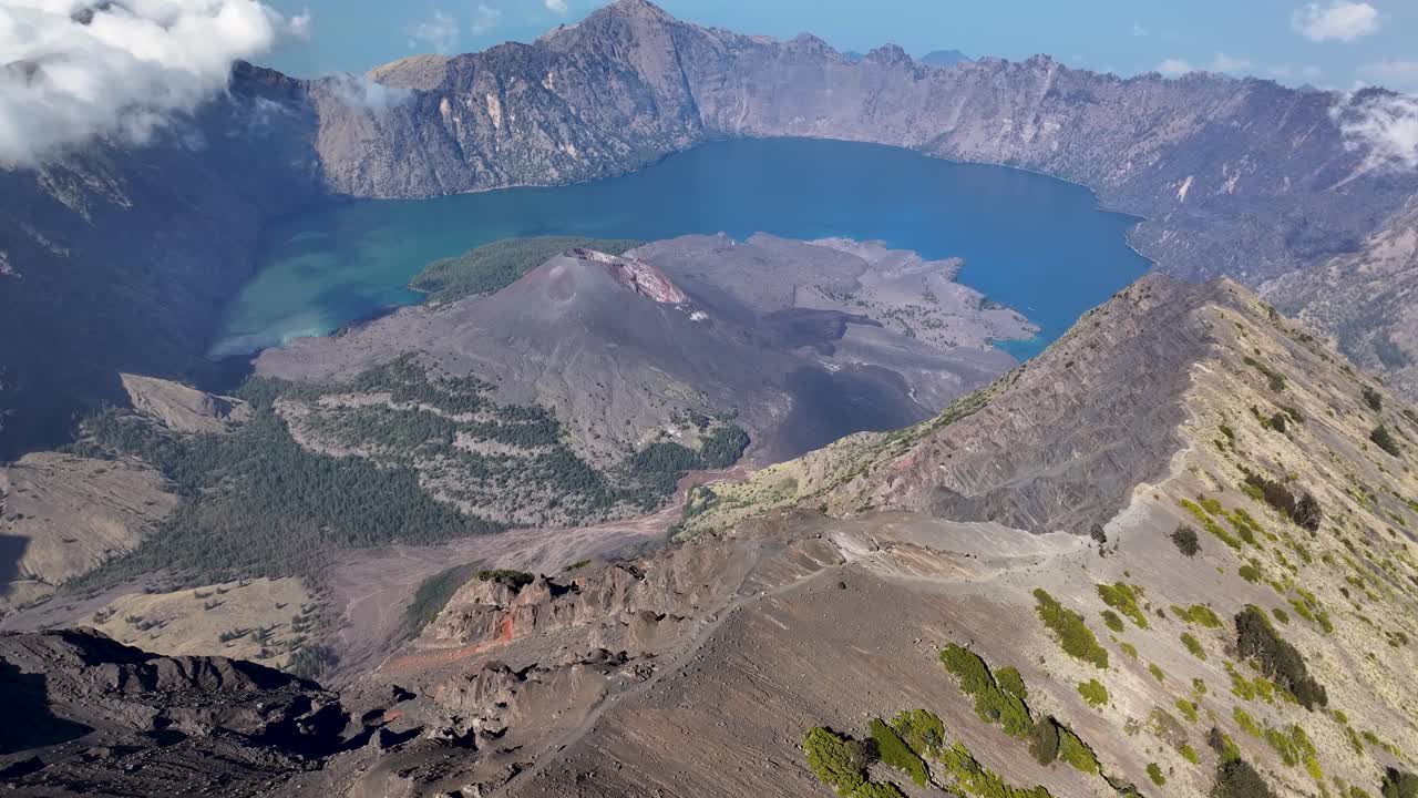 인도네시아의 린자니 산 꼭대기에 있는 화산 분화구 호수인 세라 아나크 (sera anak)