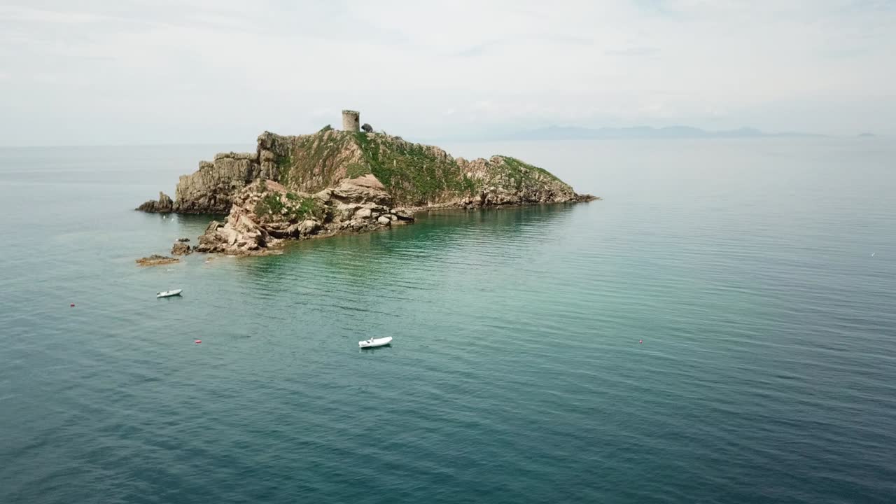 섬에 있는 토레 데글리 아피아니 (torre degli appiani) - 타 알라 (punta ala)