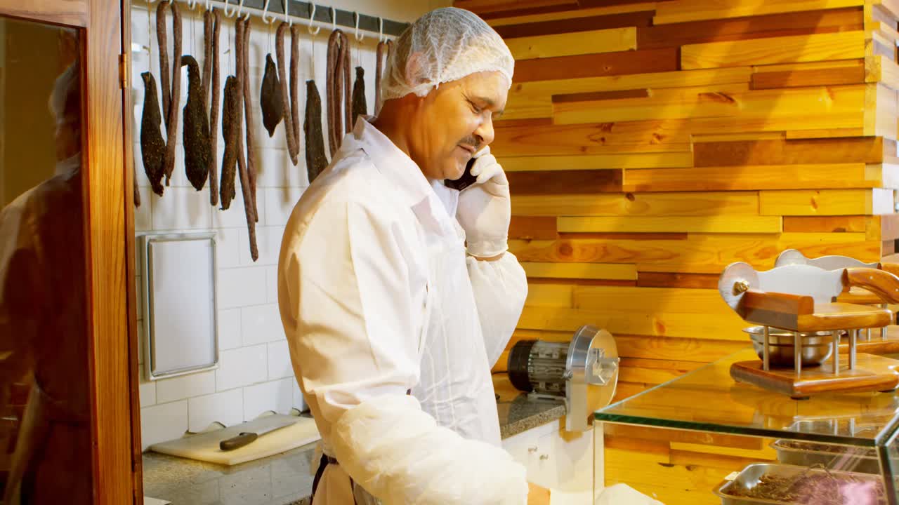 carnicero hablando por teléfono móvil 4k