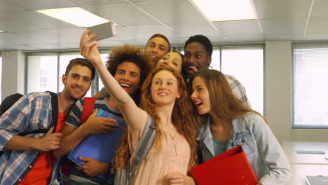 estudiantes tomando una selfie juntos
